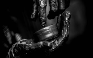 恋愛における男性の嫉妬行動とはどのようなものか？