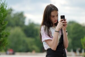 不安でスマホ見たくなる時の効果的な対処法は？