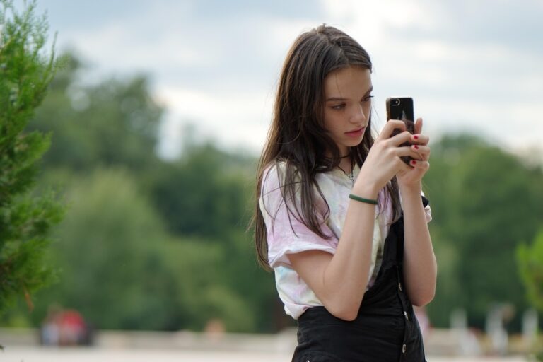 不安でスマホ見たくなる時の効果的な対処法は？